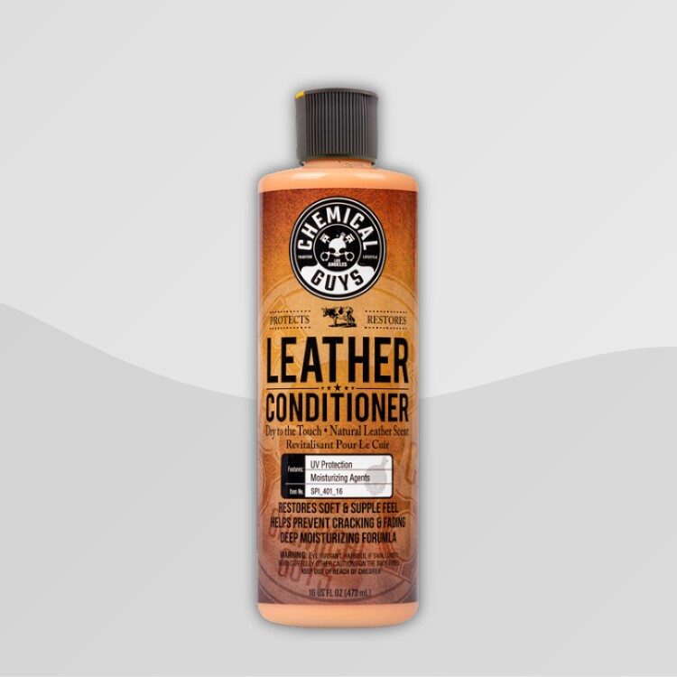 Chemical Guys Leather Conditioner (473ml) Chemical Guys Leather Conditioner is dé hoogwaardige lederverzorger die leer nieuw leven inblaast, voedt en beschermt – allemaal in één stap. Of het nu gaat om het stuur, autostoelen of deurpanelen: deze conditioner herstelt de soepelheid, voorkomt uitdroging en beschermt tegen UV-straling en slijtage. De crèmeachtige textuur trekt diep in het leer zonder een vettige waas achter te laten en zorgt voor een natuurlijke, matte afwerking. 🛡️ Belangrijkste voordelen van Leather Conditioner Hydrateert, voedt en herstelt leer in één behandeling Matte, natuurlijke finish – geen glans of vette resten Beschermt tegen UV-straling, barsten en verkleuring Ideaal voor versleten of uitgedroogd leer De zachte crèmeformule voorkomt verdere veroudering en houdt leer soepel Te gebruiken op autostoelen, stuurwielen, deurpanelen, dashboards en meer In combinatie met een grondige reiniging met bijvoorbeeld Chemical Guys Leather Cleaner is dit de perfecte tweede stap voor professioneel leeronderhoud. 🚗 Perfect voor elke auto detailing routine Deze conditioner is een essentieel onderdeel van een complete auto interieur reinigen behandeling en bijzonder geschikt voor: Herstellen van autobekleding in leer Dieptereiniging en voeding van leder Onderhoud na geurverwijdering auto Dagelijkse bescherming tegen slijtage en zonlicht Of je nu zelf je auto verzorgt of professioneel werkt – Leather Conditioner is de standaard in leeronderhoud. 🏪 Verkrijgbaar bij Hartley Car Care Bij Hartley Car Care in Veldhoven vind je de beste producten van Chemical Guys, direct uit eigen voorraad. Onze Detailing Shop Veldhoven staat bekend om deskundig advies en hoogwaardige autopoetsmiddelen kopen doe je bij ons eenvoudig in de winkel én online. Wil je meer weten over auto polijsten Veldhoven, lakverzegeling auto, of zoek je producten voor een keramische coating auto? Dan ben je bij Hartley Car Care aan het juiste adres! 🌐 Meer info? Bekijk de officiële productpagina: Chemical Guys Leather Conditioner (473ml) Chemical Guys Leather Conditioner (473ml)
