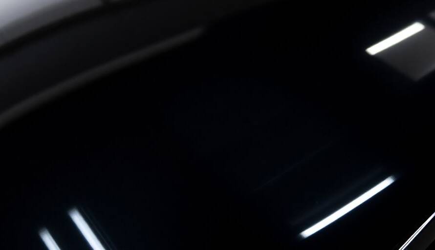 Auto reflecteert met diepe glans, keramische coating.