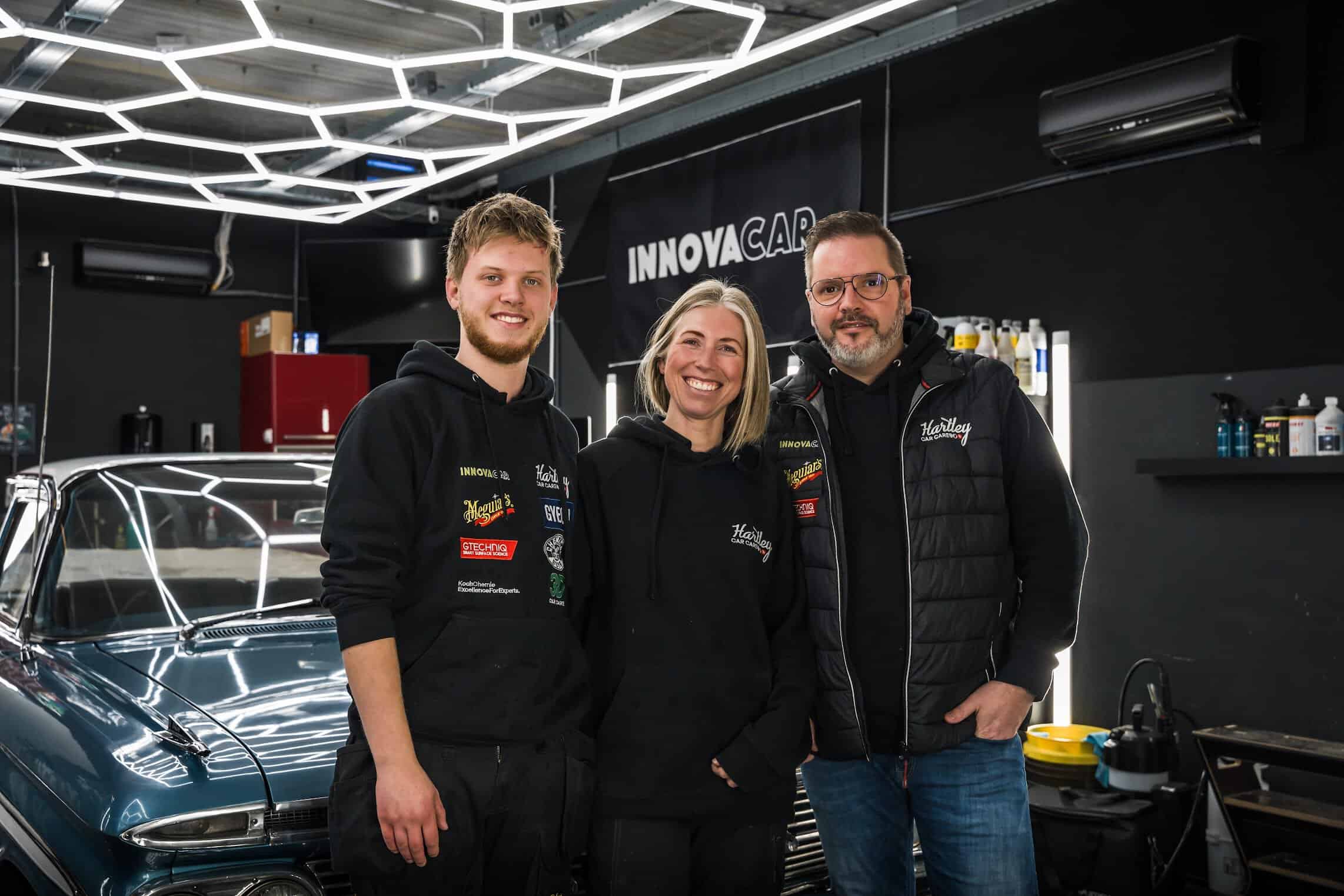 Martijn en Shirley, eigenaren van Hartley Car Care, en Diego, detailer