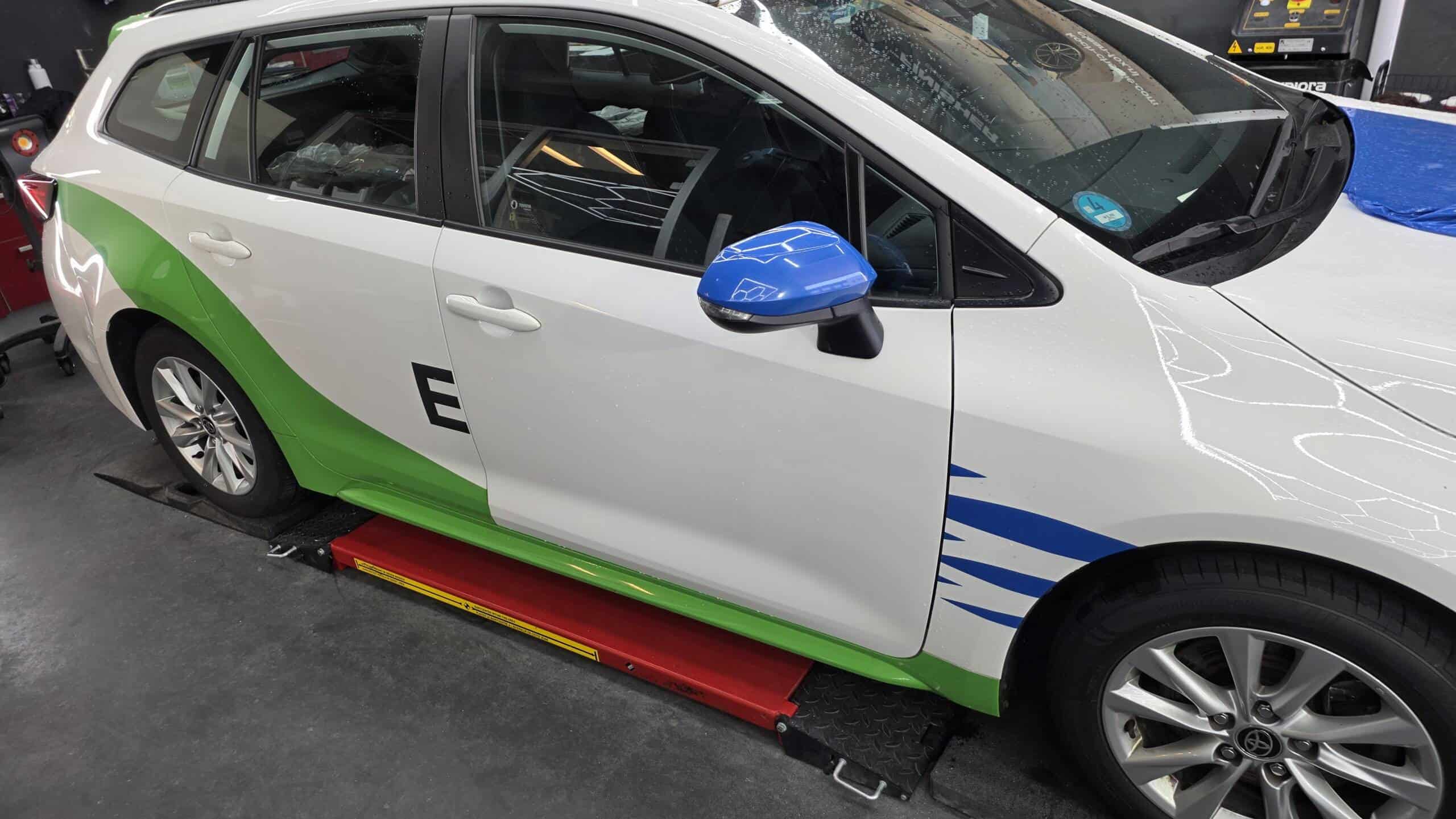 Praktijkfoto bij het verwijderen van autobestickering