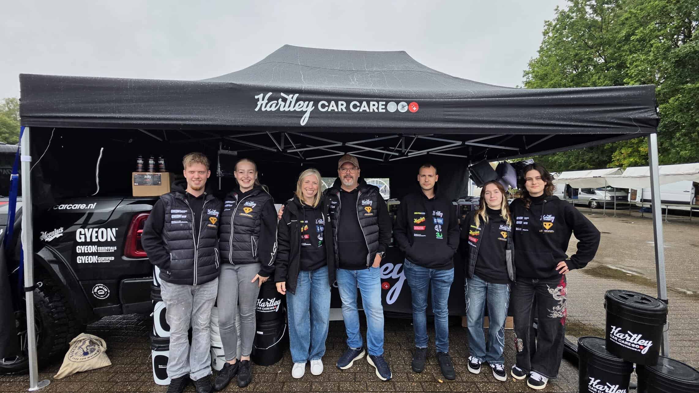 Het Hartley Car Care team bij een Hartley-stand op een evenement